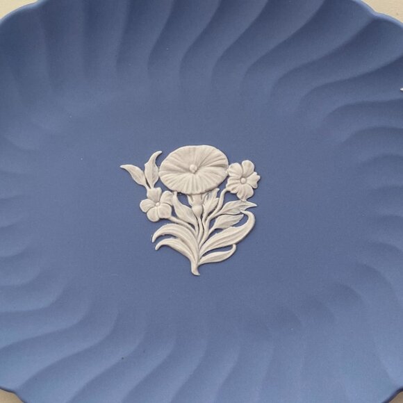 Wedgwood Blue Jasperware Fluted Oval Plate with White Floral Motif - Picture 2 of 5